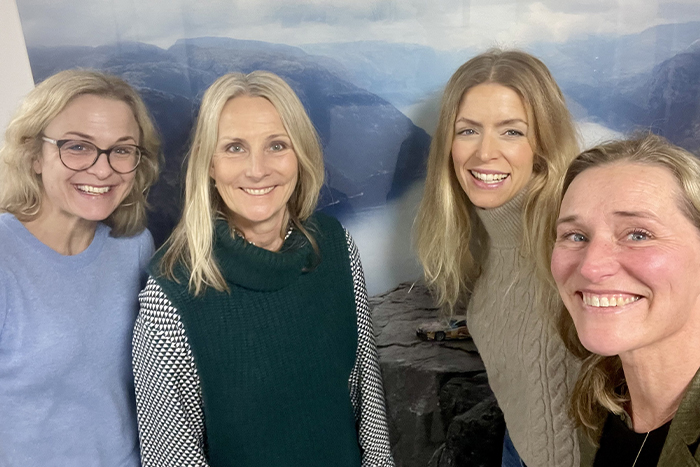  Bild med fyra glada kvinnor