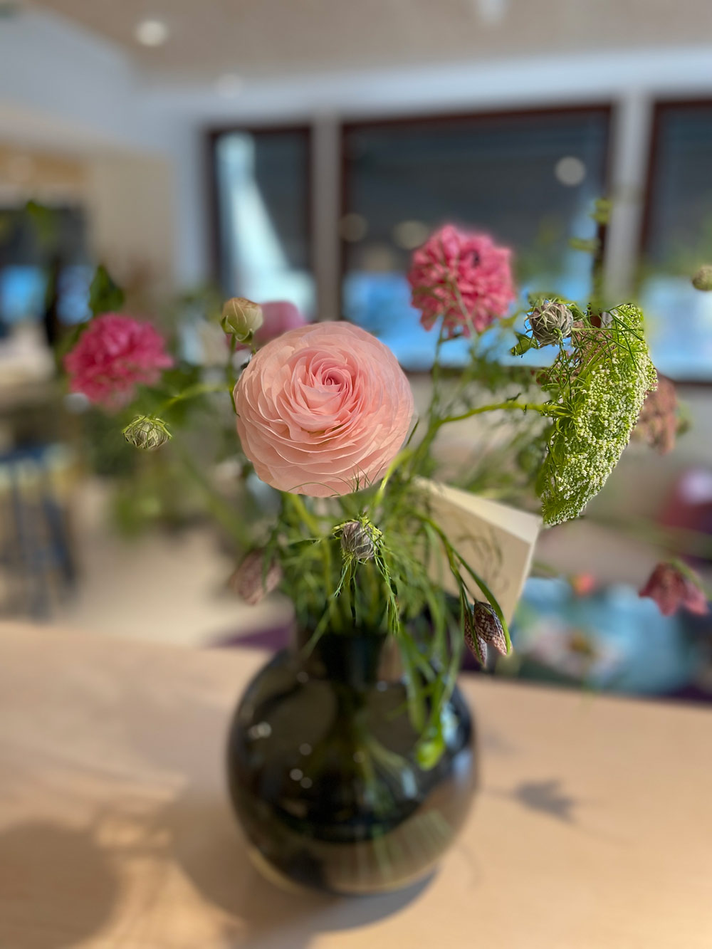 En vas med blommor i